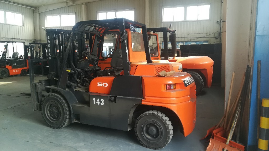 現(xiàn)代內(nèi)燃叉車.jpg 現(xiàn)代內(nèi)燃叉車.jpg